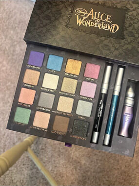 RARE! Urban Decay Alice in Wonderland Book of Shadows Eyeshadow Palette Multicol